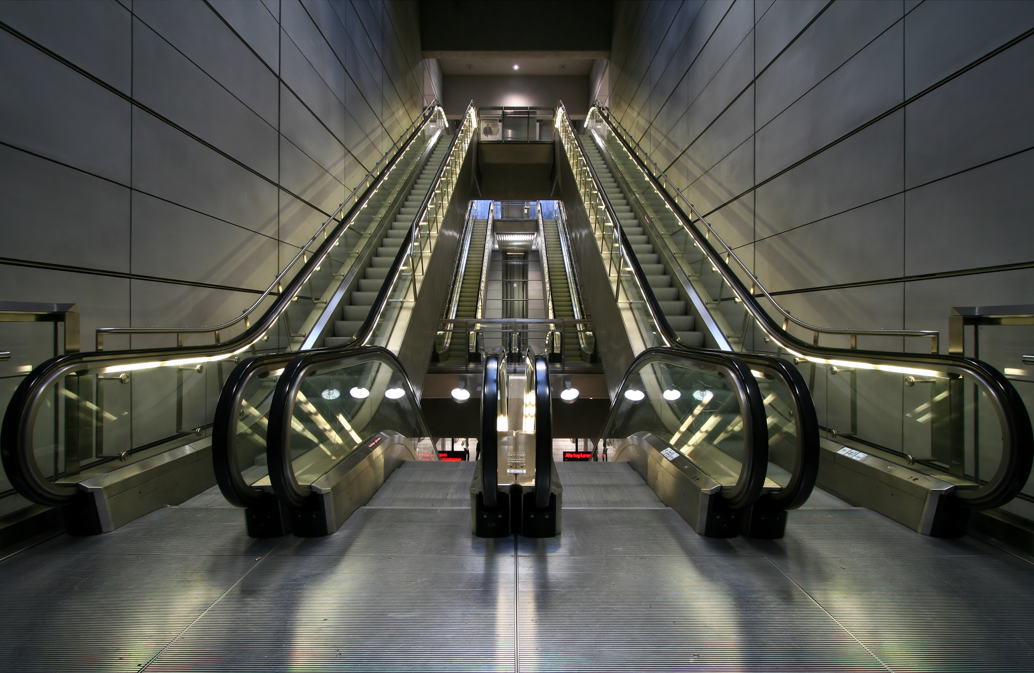 271213_Copenhagen_Metro_escalators