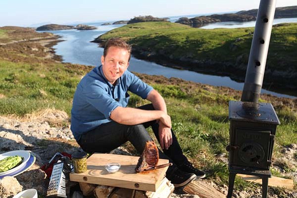Host Andreas Viestad fries a piece of Arctic beef outdoors